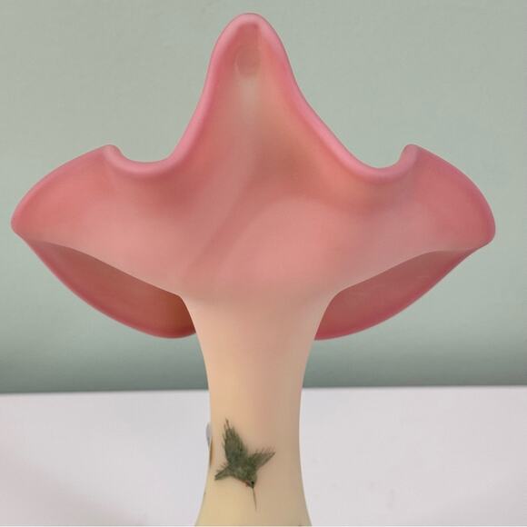 Fenton Burmese Glass 1998 Messenger Exclusive Hummingbird Jack In Pulpit Vase - Picture 6 of 15